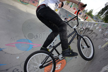 Berlin  Deutschland  Jugendlicher faehrt BMX-Fahrrad im Park am Gleisdreieck in Berlin-Kreuzberg