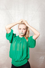 Berlin  Deutschland  junges Maedchen posiert in gruenem Hemd