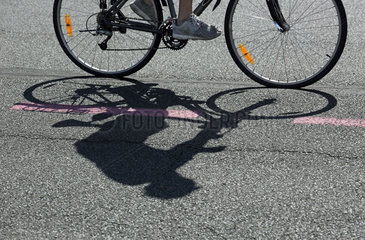 Berlin  Deutschland  Silhouette eines Fahrradfahrers auf Asphalt