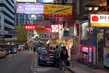 Hong Kong  China  Strasse im Stadtteil Kowloon bei Nacht