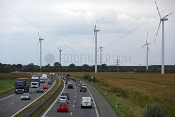 Neuruppin  Deutschland  zaehfliessender Verkehr auf der A24  Windraeder auf dem Feld