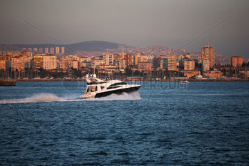 Istanbul  Tuerkei  Motoryacht auf dem Marmarameer  im Hintergrund der Stadtteil Kadikoey
