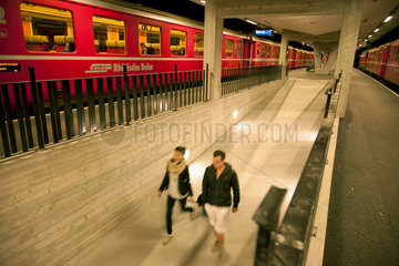Samedan  Schweiz  Zuege der Rhaetischen Bahn im Bahnhof