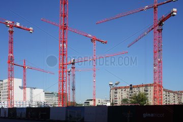Berlin  Deutschland  rote Baukraene auf der Baustelle Wertheim-Areal