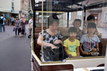 Colmar  Frankreich  japanische Touristen in der Stadteisenbahn in Colmar