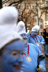 Berlin  Deutschland  Teilnehmer als Schluempfe verkleidet beim Karnevalszug