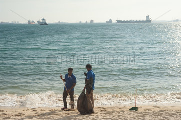 Singapur  Republik Singapur  Asien  Arbeiter am Tanjong Strand auf Sentosa
