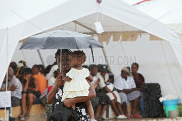 Carrefour  Haiti  Patienten sitzen bei stroemenden Regen im Wartezelt des Field Hospitals