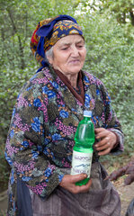 Tiflis  Georgien  eine alte Georgierin mit einer Flasche Wasser