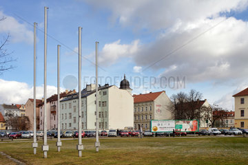 Budweis  Tschechische Republik  leerer Platz  Fahnenstangen und Wohngebaeude