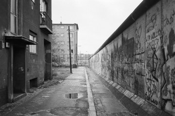 Berlin  Deutschland  Berliner Mauer von der Westseite am Leuschnerdamm