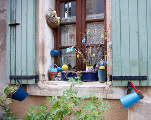 Gigondas  Frankreich  oesterliche Dekoration vor einem Fenster