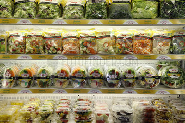 Berlin  Deutschland  abgepackte Salate auf der Fruit Logistica 2008