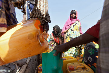 Guyan  Aethiopien  Wasserverteilung im Dorf Guyan durch Islamic Relief