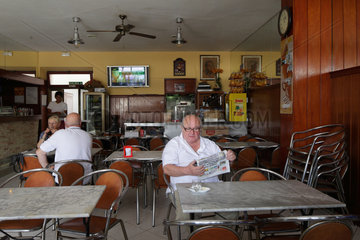 Port de Soller  Spanien  Maenner sitzen in einer Bar in Port de Soller