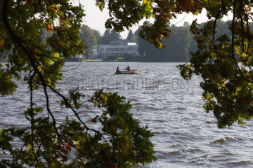 Berlin  Deutschland  zwei Menschen in einem Ruderboot auf dem Langen See