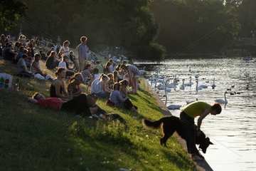 Berlin  Deutschland  Menschen am Ufer des Landwehrkanals beim Sonnenuntergang