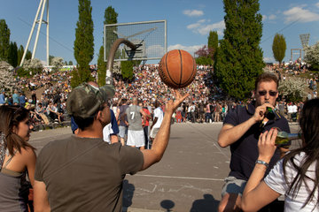 Berlin  Deutschland  Basketballspieler im Mauerpark