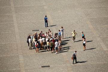 Berlin  Deutschland  Touristen auf dem Bebelplatz