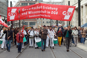 Berlin  Deutschland  Demonstrationszug der GEW auf der Dircksenstrasse