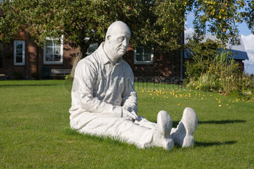 Bissee  Deutschland  Skulptur -Bobby- der Kuenstlerin Christina Doll