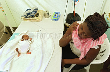 Carrefour  Haiti  eine Mutter sitzt im Intensivzelt neben ihrem Neugeborenem