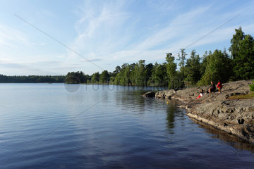 Silvkoparen  Schweden  Touristen an einem See bei Silvkoparen