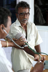 Mettupalayam  Indien  ein Arzt untersucht einen Patienten