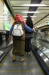 Hong Kong  China  Frauen auf einem Fahrsteig