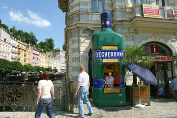 Karlsbad  Tschechische Republik  Verkaufsstand fuer Becherovka in der Altstadt