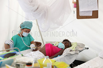 Carrefour  Haiti  eine kanadische Aerztin behandeltn eine an Tuberkulose erkrankte Frau