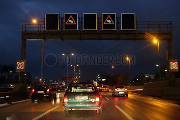 Berlin  Deutschland  zaehfliessender Verkehr auf der Stadtautobahn A 100