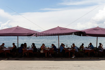 Porec  Kroatien  Touristen in einem Strassencafe an der Adria