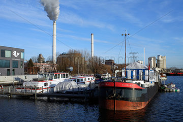 Berlin  Deutschland  Schiffe liegen im Hafen an der Rummelsburger Bucht