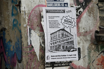 Berlin  Deutschland  Plakat zur Demonstration gegen die Zwangsraeumung des Hauses Linienstrasse 206