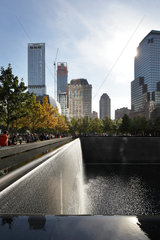 New York City  USA  Besucher an einem Wasserbassin des 9/11 Memorials