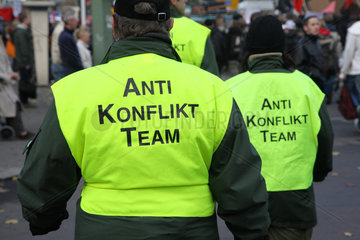 Berlin  Deutschland  Anti Konflikt Team der Polizei auf einer Demonstration