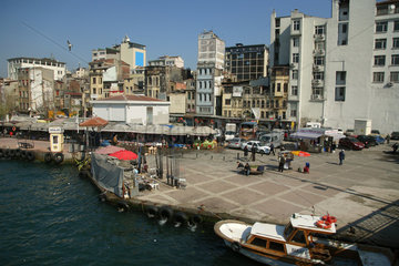 Istanbul  Tuerkei  Ansicht vom Stadtviertel Karakoy  dem alten Werkzeugviertel