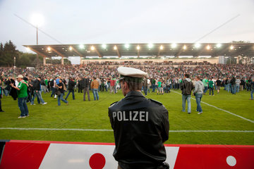 Muenster  Deutschland  Fussballfans feiern ihre Mannschaft Preussen Muenster