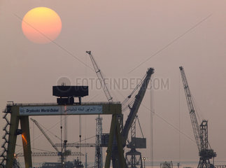 Dubai  Vereinigte Arabische Emirate  Verladekraene der Drydocks World bei Sonnenuntergang