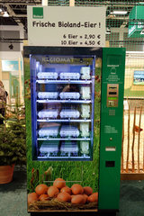 Berlin  Deutschland  Eierverkauf aus einem Automaten
