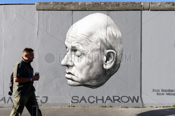 Berlin  Deutschland  Portraet von Andrej Sacharow  gemalt von Dmitry Vrubel an der sanierten East Side Gallery