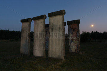 Sosnowka  Polen  aufgestellte Stuecke der Berliner Mauer im Abendlicht