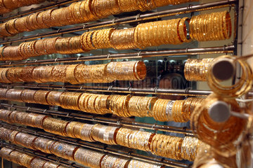 Dubai  Vereinigte Arabische Emirate  goldene Armreifen in einem Schaufenster