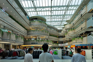 Shenzhen  China  Einkaufszentrum im Stadtzentrum von Shenzhen