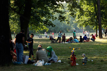 Berlin  Deutschland  tuerkische Familien grillen in der Parkanlage am Schlesischen Busch