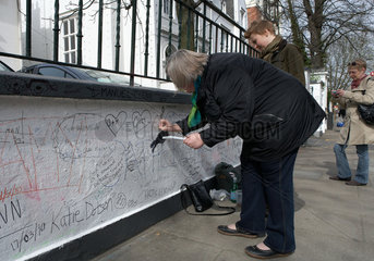 London  Grossbritannien  Fans bemalen die Mauer vor den Abbey Road Studios