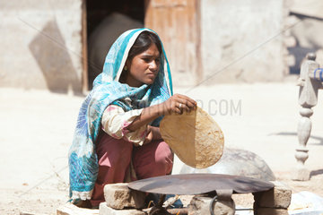 Basti Mumgani  Pakistan  eine Frau backt Fladenbrot