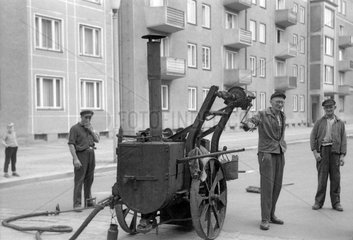Berlin  DDR  Bauarbeiter stehen bei Strassenbauarbeiten an einem Teerkessel
