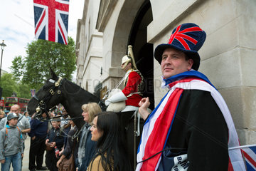 London  Grossbritannien  Soldat der Horse Guards posiert mit Touristen fuer Urlaubsfotos